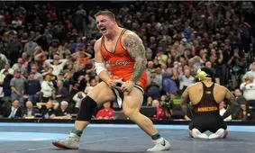 خلبان آمریکایی رقیب امیرحسین زارع روی تشک کشتی/ احترام نظامی به ترامپ و تشویق او توسط رئیس جمهور آمریکا/ ویدئو