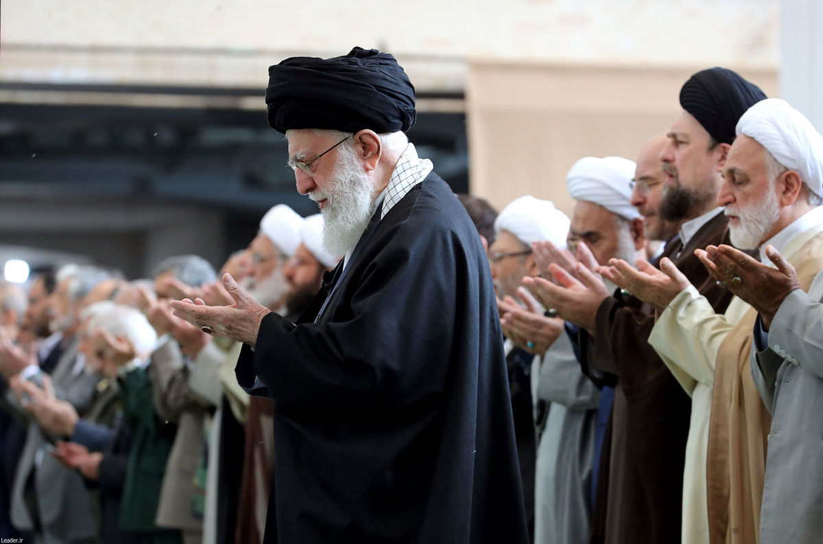 چه کسانی در صف اول نماز عید فطر بودند؟/ عکس