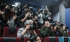 استقبال خبرنگاران از میهمان ویژه «کت چرمی»؛ عفو رهبر انقلاب شادی را به جشنواره فیلم فجر آورد/ ویدئو