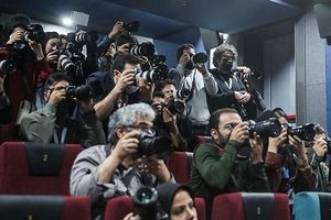 استقبال خبرنگاران از میهمان ویژه «کت چرمی»؛ عفو رهبر انقلاب شادی را به جشنواره فیلم فجر آورد/ ویدئو