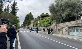 حضور سیاستمدار ایتالیایی با شلوارک در برابر محل مذاکرات!/ ویدئو

