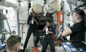 چرا فضانوردان نمی‌توانند در فضا نان بخورند؟
