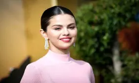 سفر در زمان؛ «سلنا گومز» در کنار معلمش در مراسم اهدای جایزه آفیس مکس در کالیفرنیا؛ سال 1388