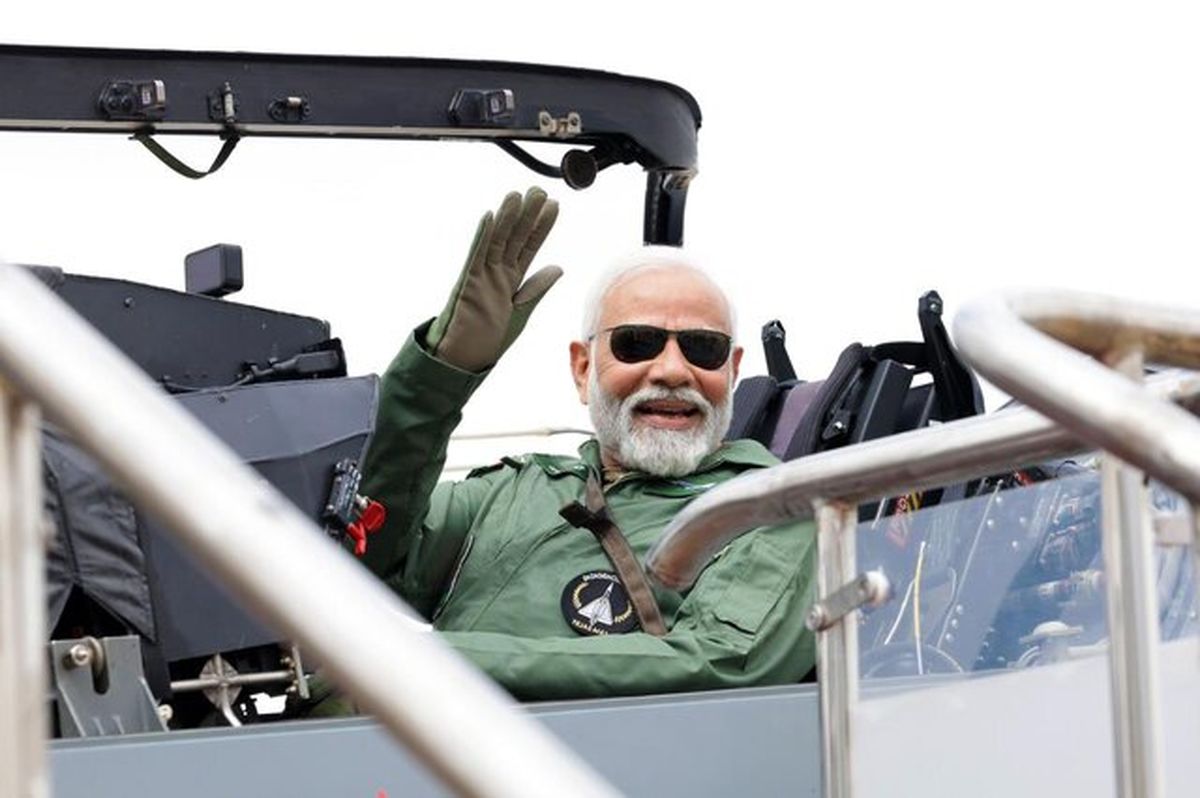 پرواز نخست‌وزیر هند با جنگنده ساخت این کشور/ ویدئو

