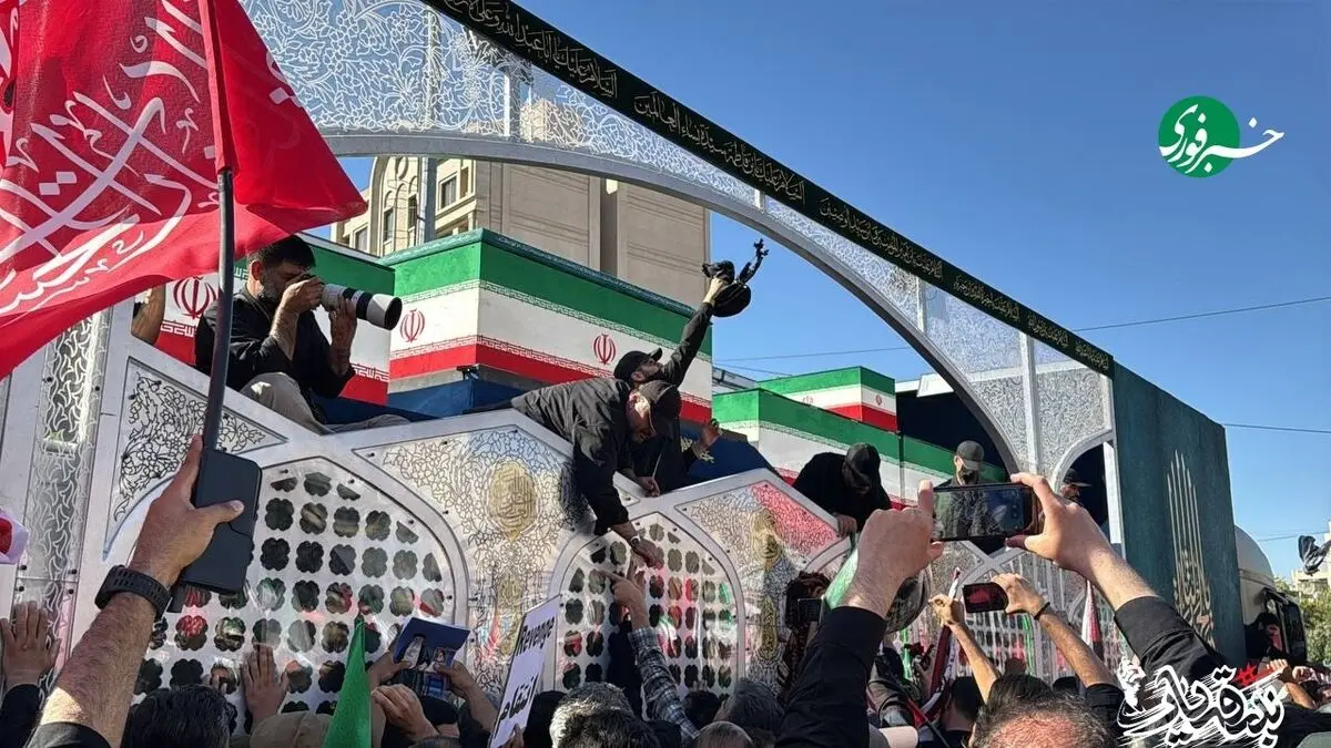 با توجه به ازدحام جمعیت ادامه انتقال پیکر رهبر شهید به صورت هوایی به حرم مطهر انجام خواهد شد/ ویدئو