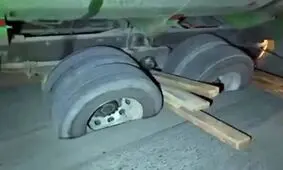 گیر افتادن چرخ‌های تانکر در آسفالت و فرونشست زمین در اصفهان/ ویدئو 