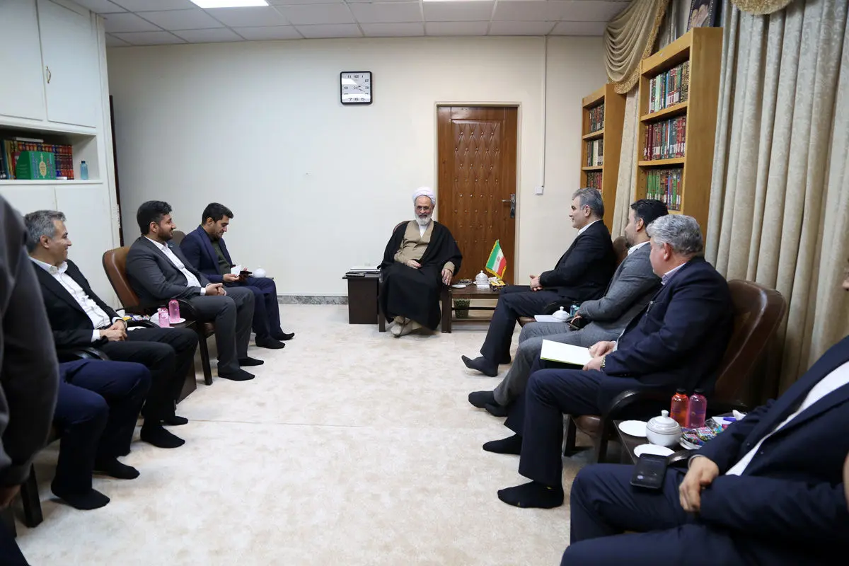 دیدار مدیرعامل بانک قرض‌الحسنه مهر ایران با آیت‌الله اعرافی