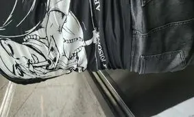 طرح‌های عجیب روی تی‌شرت‌ها! / راهبه‌ای که کوکائین مصرف می‌کند