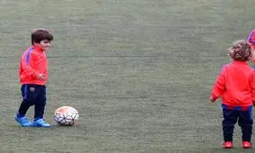 هنرنمایی جذاب پسران مسی در زمین چمن/ ویدئو 