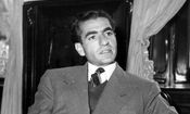 سفر در زمان؛ «محمدرضا پهلوی» در حال سیگار کشیدن در 35 سالگی؛ سال 1333/ عکس

