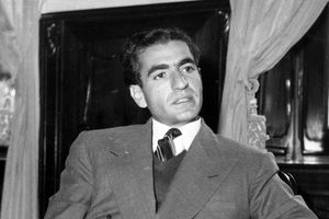 سفر در زمان؛ «محمدرضا پهلوی» در حال سیگار کشیدن در 35 سالگی؛ سال 1333/ عکس


