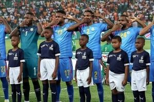 حرکت نمادین بازیکنان تیم ملی در اعتراض به خشونت‌های داخلی