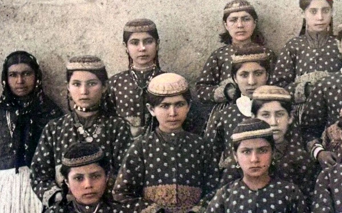  سفر به عصر قاجار؛ از «دختر ناصرالدین شاه و خدمتکارانش» تا «جمع دختران دانش‌آموز» 