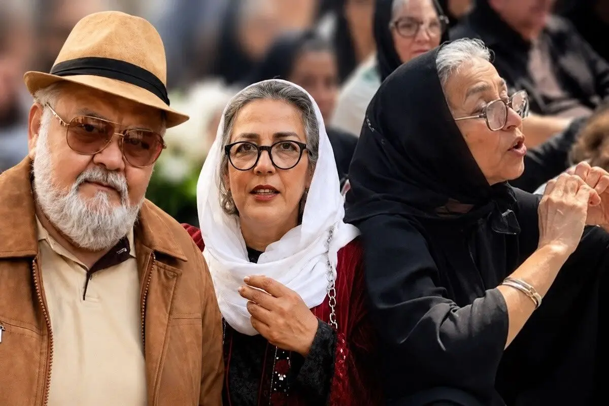 حرکات همسر اکبر عبدی در مراسم شوهرش مورد توجه قرار گرفت/ ویدئو