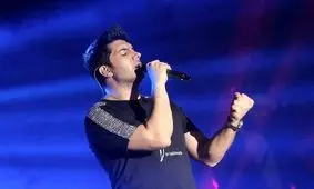 کتک خوردن هوادار فرزاد فرزین بعد از پریدن بر روی صحنه/ ویدئو
