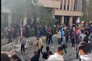 ادامه تجمعات دانشجویی/ درگیری و شلیک گاز اشک‌ آور در برخی دانشگاه‌ ها