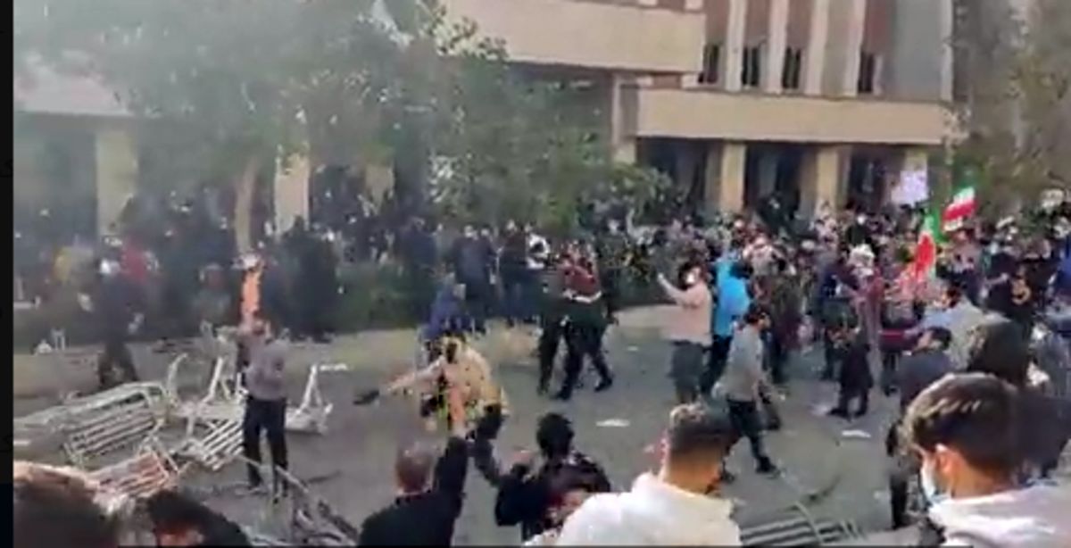 ادامه تجمعات دانشجویی/ درگیری و شلیک گاز اشک آور در برخی دانشگاه ها