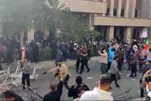 ادامه تجمعات دانشجویی/ درگیری و شلیک گاز اشک‌ آور در برخی دانشگاه‌ ها