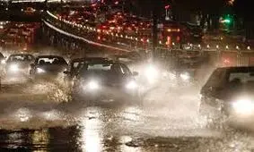 گیر کردن خودروها در سربالایی به خاطر بارش باران/ ویدئو