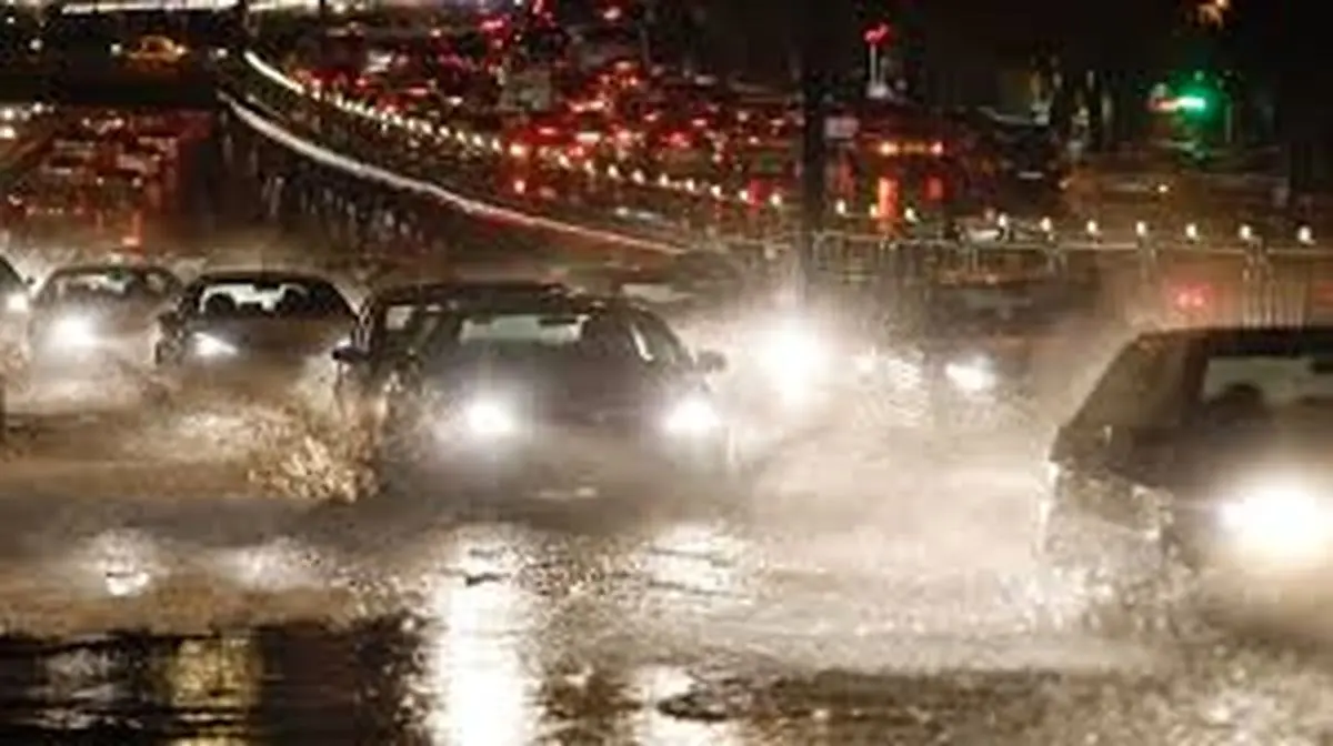 گیر کردن خودروها در سربالایی به خاطر بارش باران/ ویدئو