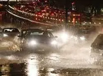 گیر کردن خودروها در سربالایی به خاطر بارش باران/ ویدئو