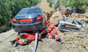 ریزش کوه در جاده امامزاده داوود؛ مصدومیت شدید ۳ نفر/ عکس

