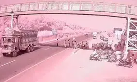 لحظه زیر گرفتن گروهی دانشجویان توسط اتوبوس!/ ویدئو