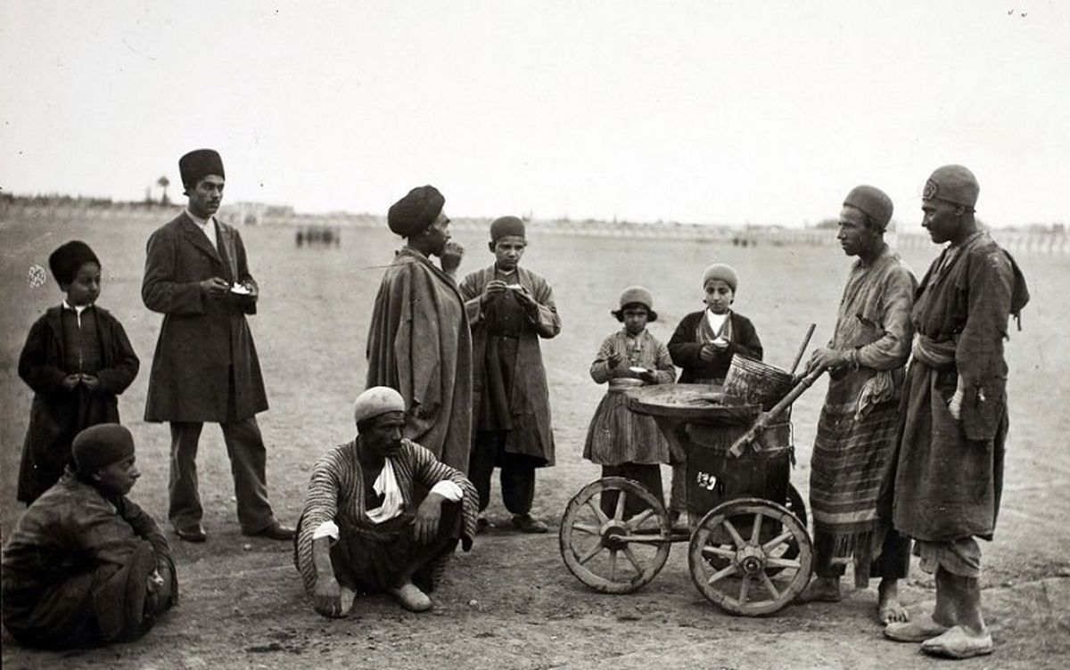 از بادبادکفروش تا جنگ گوسفندها؛ با این عکسها به ایران زمان قاجار سفر کنید