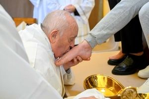 پاپ برای نخستین بار پای زنان زندانی را شست و بوسید/ ویدئو