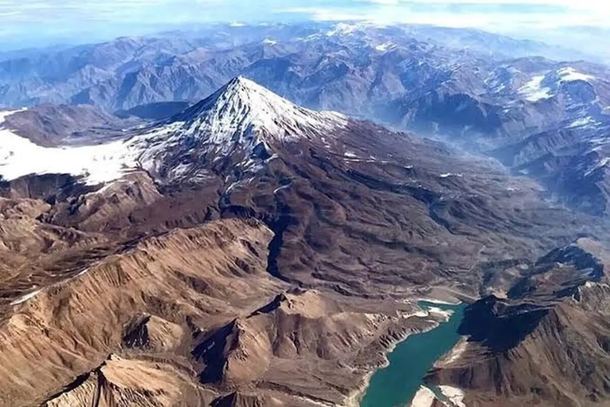 بارش برف تابستانی در قله دماوند/ ویدئو