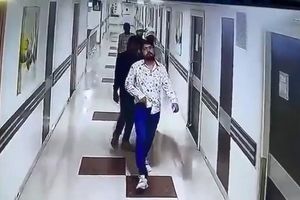 قتل مجرم معروف در بیمارستانی در هند