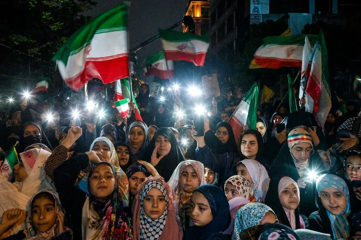 پلاکاردی عجیب در یکی از تجمعات/ عکس