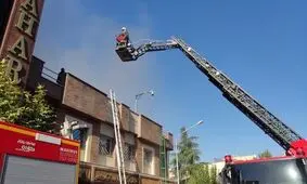 حریق گسترده ساختمان 3 طبقه در محدوده بازار تهران

