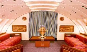 سفر در زمان؛ فرح پهلوی در طبقه بالای اولین بویینگ ۷۴۷ اس پی سال ۱۳۵۵ 