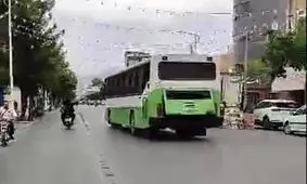 سرقت عجیب اتوبوس توسط پسر بچه‌ای در کرمان/ ویدئو