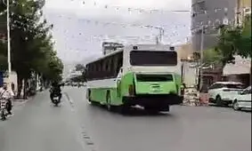 سرقت عجیب اتوبوس توسط پسر بچه‌ای در کرمان/ ویدئو