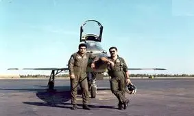  سفر در زمان؛ عکس یادگاری «خلبانان پایگاه چهارم شکاری دزفول»؛ اواخر دهه 50/ عکس