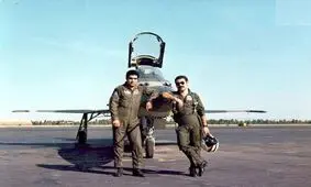 سفر در زمان؛ عکس یادگاری «خلبانان پایگاه چهارم شکاری دزفول»؛ اواخر دهه 50/ عکس