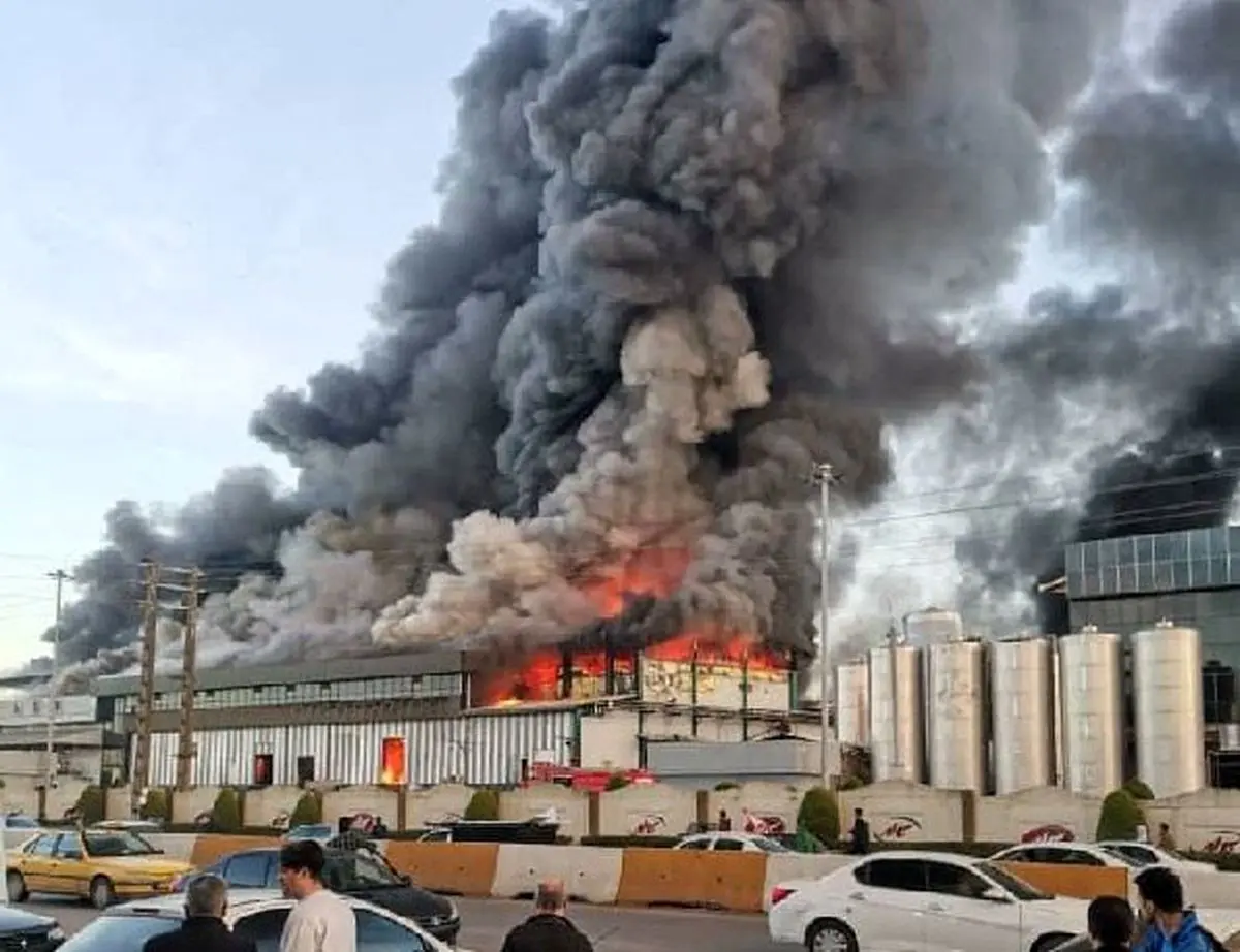 آتش سوزی در کارخانه شرکت کاله واقع در شهر آمل/ دستور تخلیه واحدهای مسکونی و تجاری در شعاع 1000 متری شرکت کاله صادر شد/ ویدئو