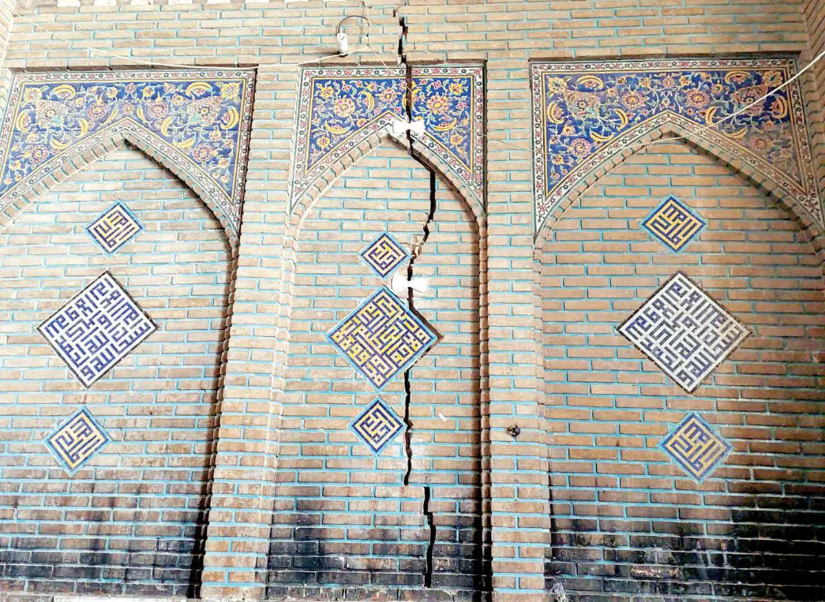 آژیر قرمز در اصفهان؛ ترک های اصفهان، به میراث هم رسید