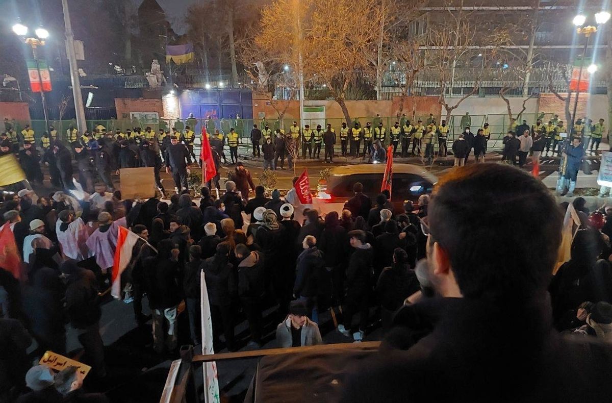  تجمع شبانه مقابل سفارت انگلیس در تهران در اعتراض به حمله آمریکا و انگلیس به یمن

