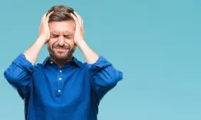 چگونه سردردهای ناشی از کم‌ آبی را تشخیص بدهیم و درمان کنیم؟