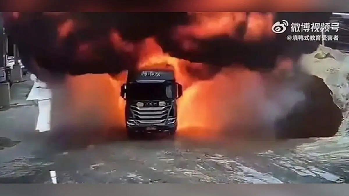 لحظه آتش گرفتن کامیون به دلیل نقص فنی هنگام خالی کردن بار/ ویدئو