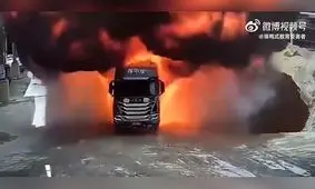 لحظه آتش گرفتن کامیون به دلیل نقص فنی هنگام خالی کردن بار/ ویدئو