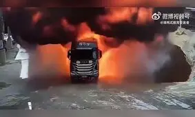 لحظه آتش گرفتن کامیون به دلیل نقص فنی هنگام خالی کردن بار/ ویدئو