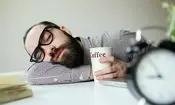 قهوه چگونه باعث خواب آلودگی می‌شود؟