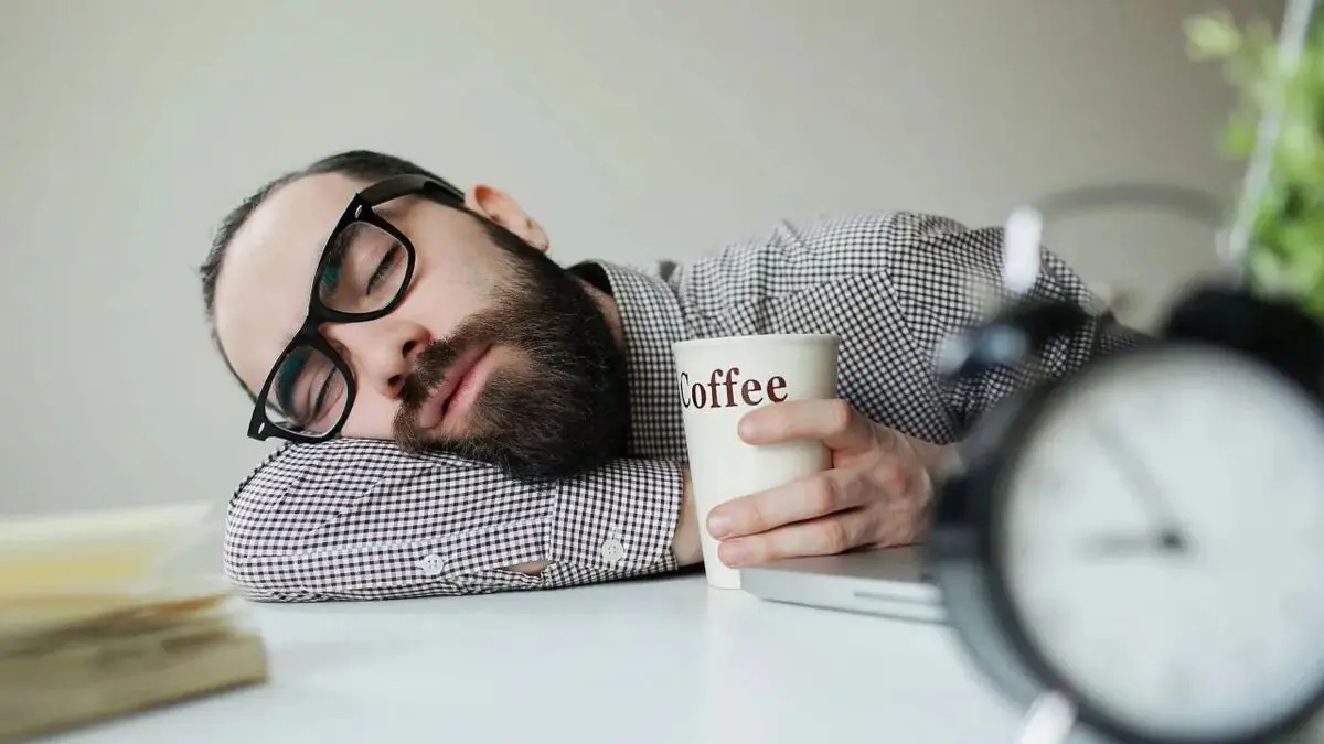 قهوه چگونه باعث خواب آلودگی می‌شود؟