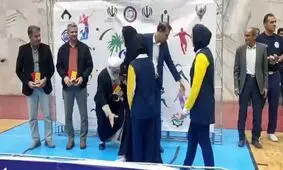 بوسه‌ امام جمعه‌ طبس به چادر داور مسابقات والیبال/ ویدئو