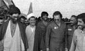 هاشمی رفسنجانی در حال دریافت نشان فتح از دست رهبر انقلاب؛ سال ۶۸/ عکس