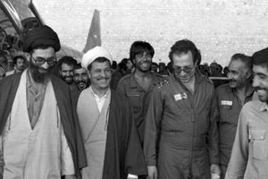 هاشمی رفسنجانی در حال دریافت نشان فتح از دست رهبر انقلاب؛ سال ۶۸/ عکس